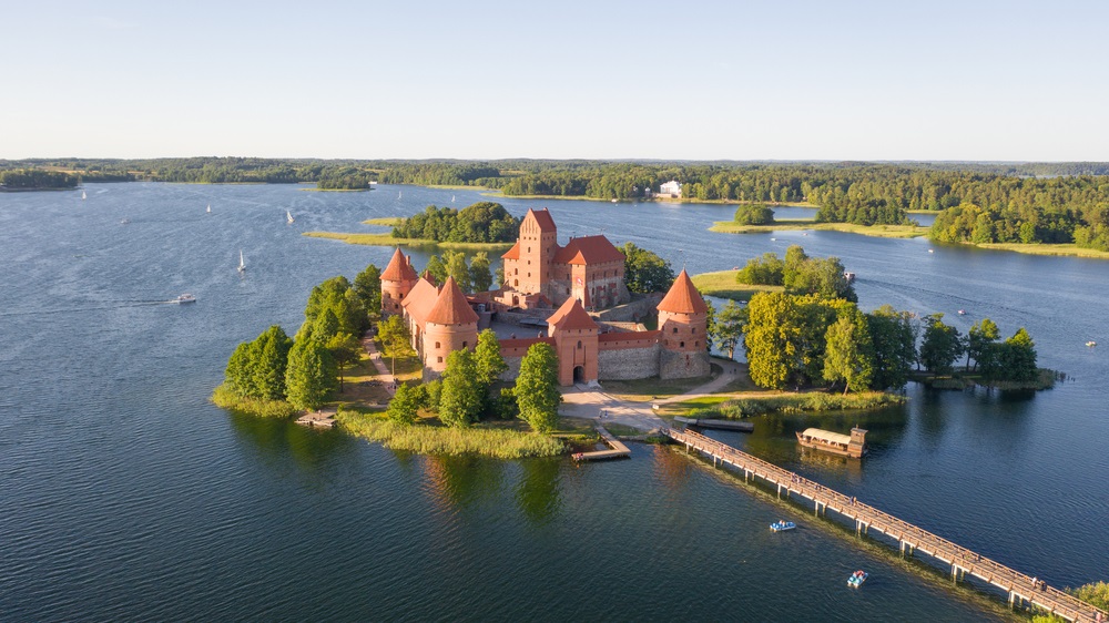 Panoramiczny widok na zamek w Trokach na Litwie