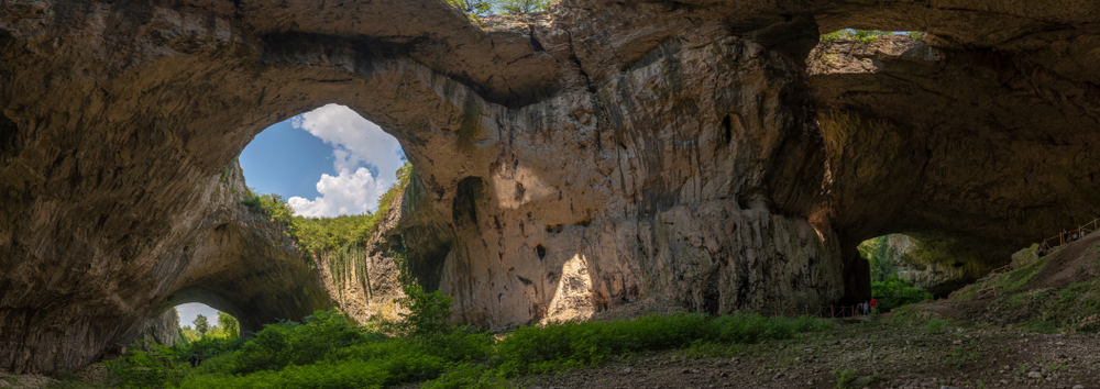 Panoramiczny widok jaskini Devetashka w pobliżu Devetaki