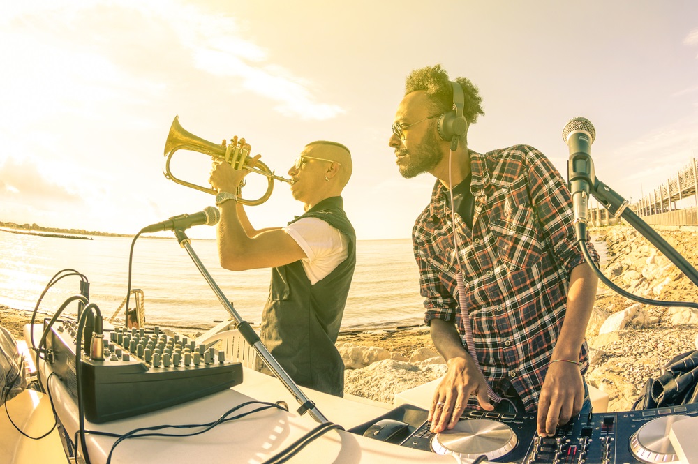 Party z DJ na plaży na Ibizie