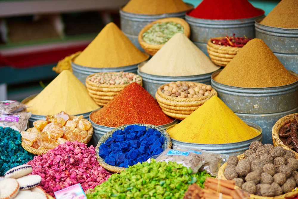 Wybór przypraw na tradycyjnym marokańskim rynku (suk) w Marrakeszu, Maroko