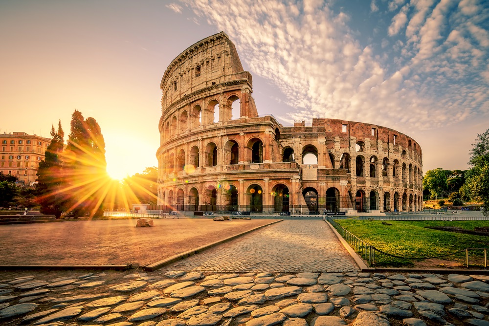 Koloseum w Rzymie o wschodzie słońca, Włochy