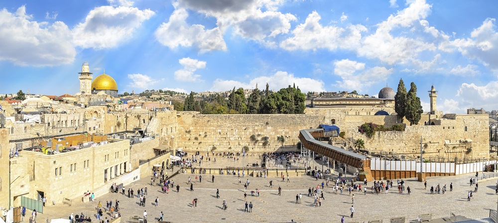 Wzgórze świątyni - Ściana Zachodnia i złota kopuła meczetu Rock w starym mieście Jerozolimy, Izrael