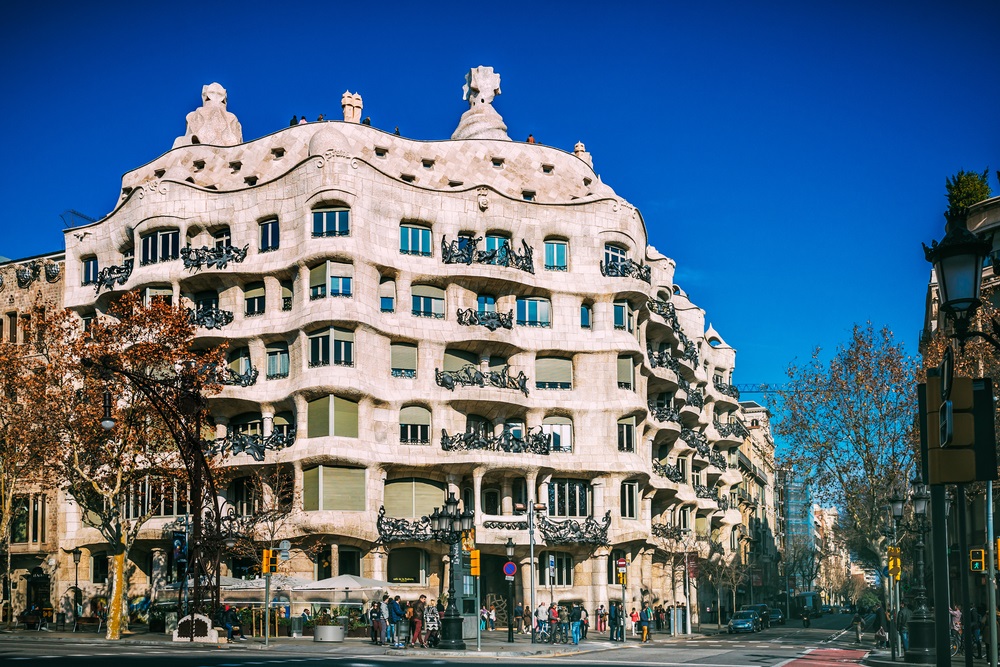 Fasada La Pedrera House w Barcelonie - Shutterstock