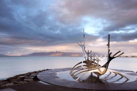 Sun Voyager - talowa rzeźba łodzi na granitowym cokole nad morzem, wykonana przez Jóna Gunnara Árnasona