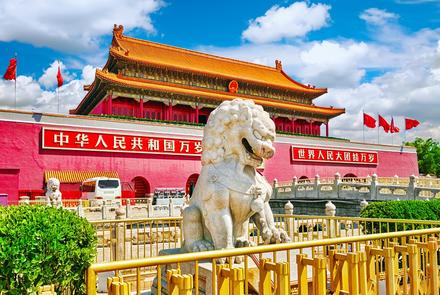 Lew na placu Tiananmen w pobliżu Bramy Niebiańskiego Pokoju