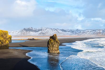 Czarna plaża w Reynisfjara w Islandii