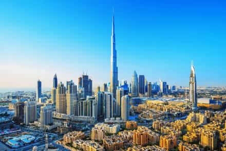 Widok na Dubaj futurystyczny panoramę Dubaju