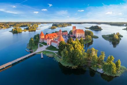 Widok z drona na zamek w Trokach w Litwie